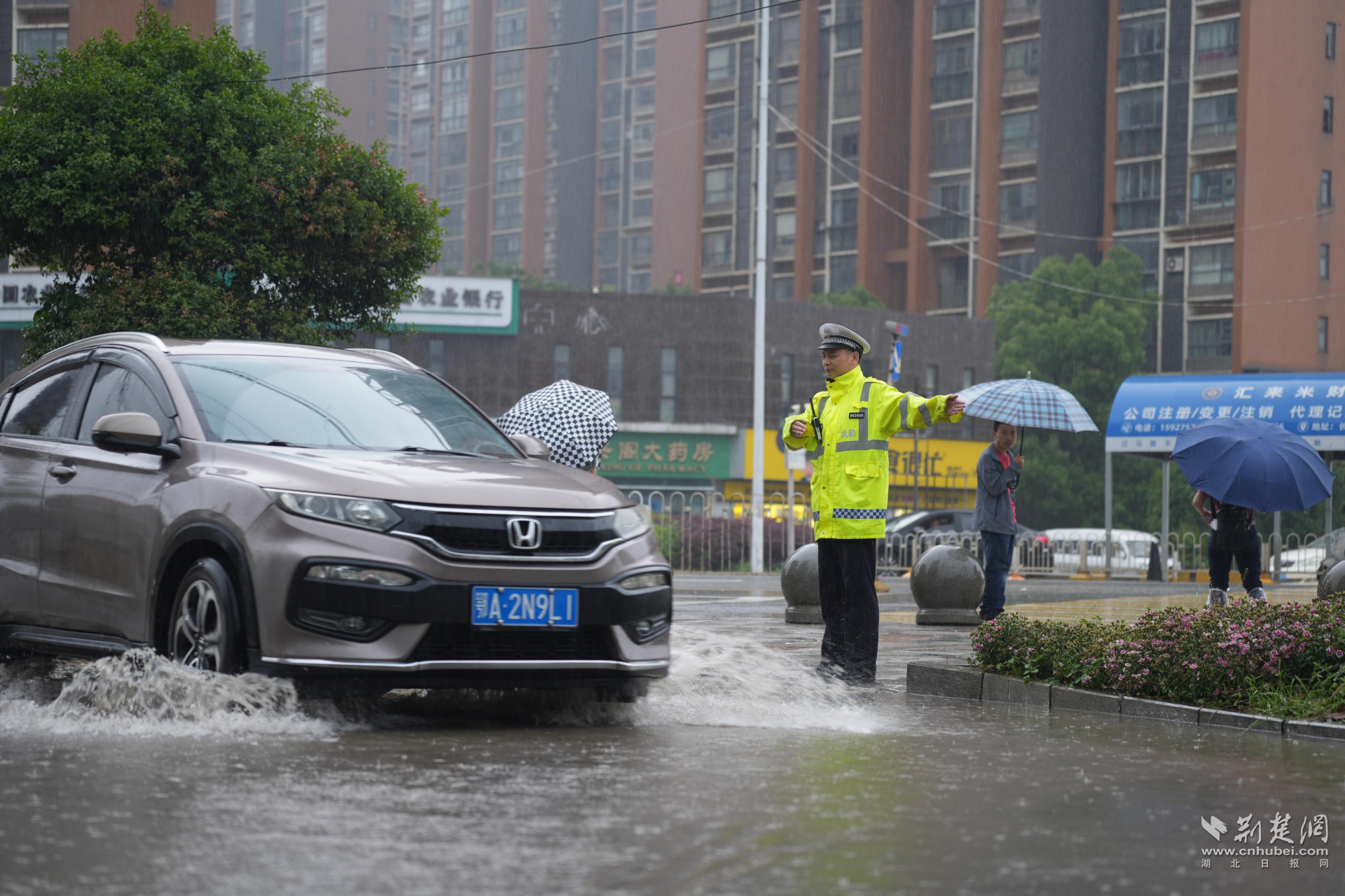  暴雨中，他们全力守护路畅人安