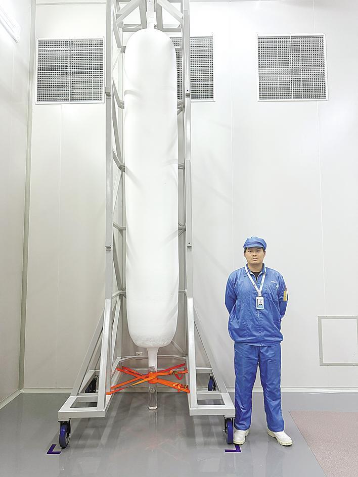 全球最大规格光纤预制棒在汉诞生 两根棒拉出的光纤可绕地球一圈