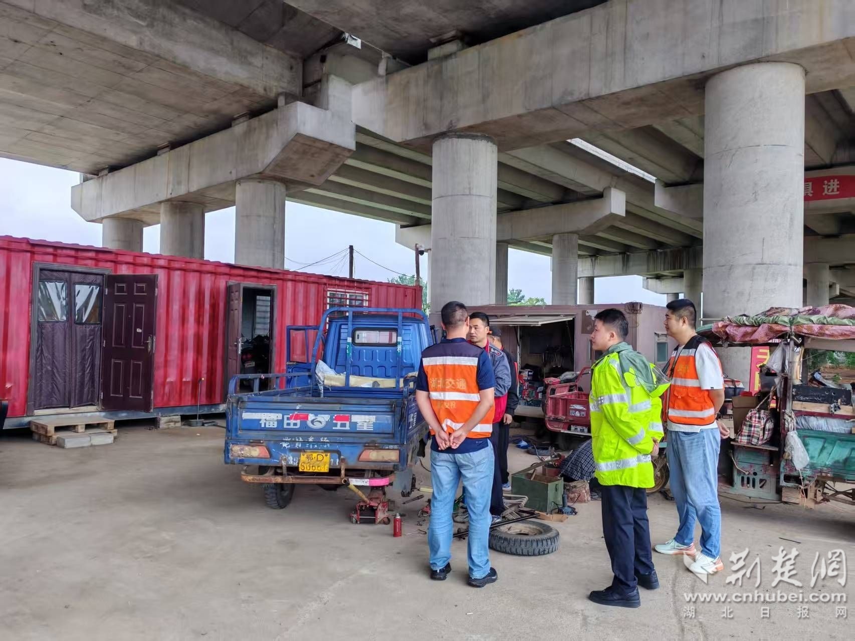 利用桥下空间违规修车？湖北高速路政及时除隐患