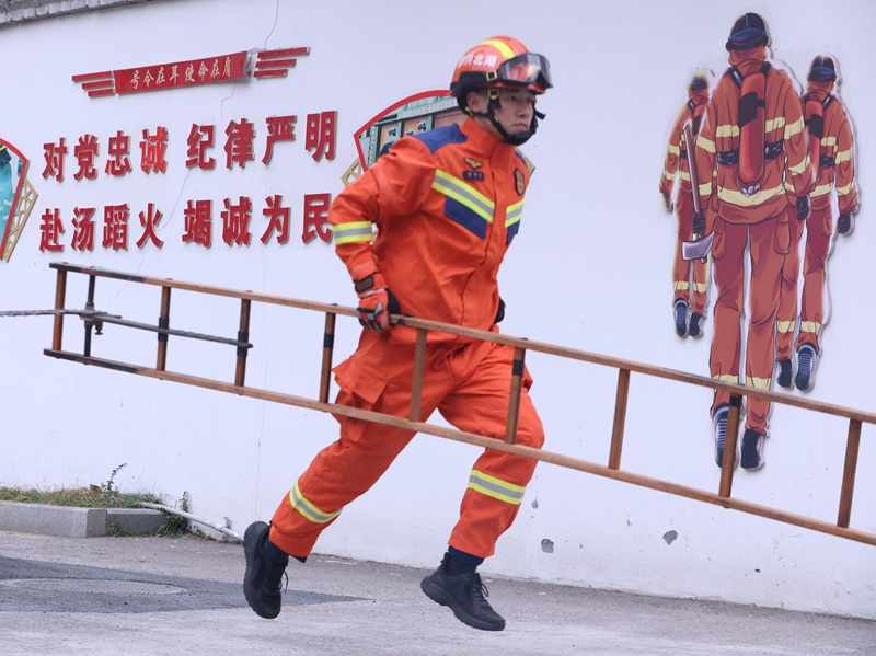 刷新支队纪录！荆州消防员方余猛获评“荆武能手”