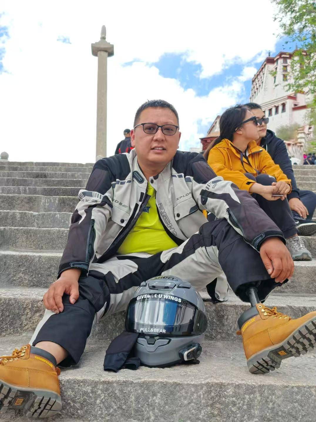 左腿截肢,年营收200多万:这个90后有点“犟”