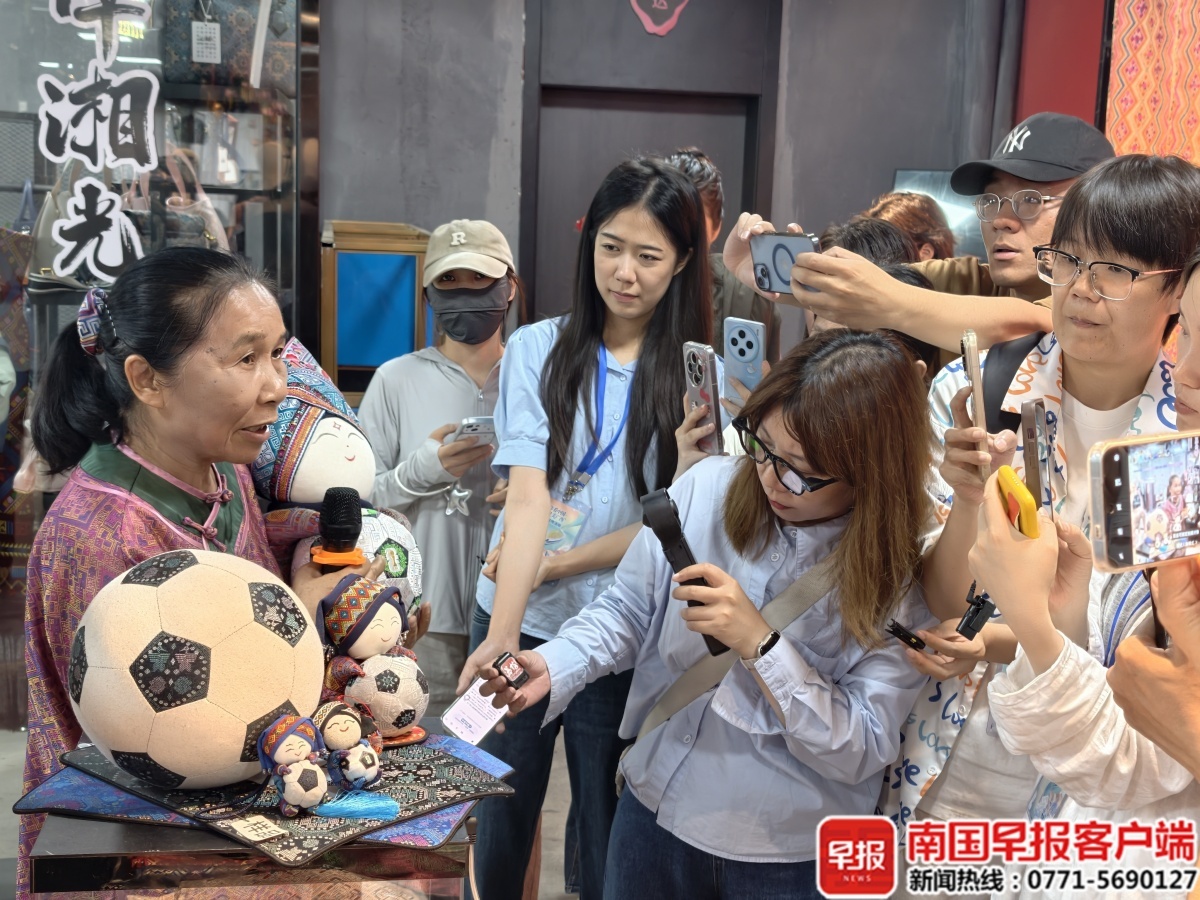 开局之年看中国丨她将壮锦“踢”进世界杯，让更多人爱上壮锦！“使用就是最好的传承！”