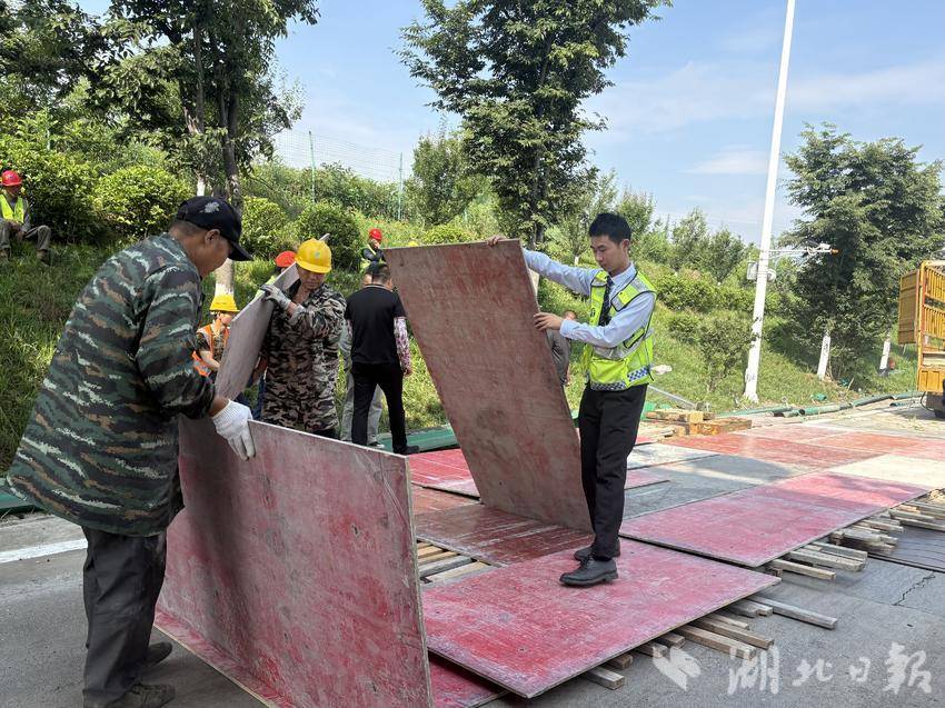 跨三省千里奔赴 26人协同保障 两辆三类大件车安全下站应城北