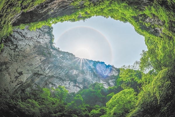 天空睁开“七彩眼” 竹山武陵峡惊现罕见日晕