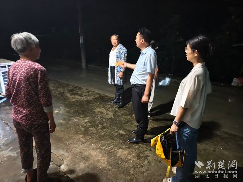  强降雨来袭！浠水县清泉镇高效转移危险区域群众