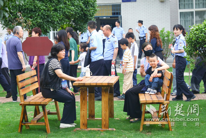 走进你的战场 撑起你的后方——襄北监狱开展“警属进警营”活动