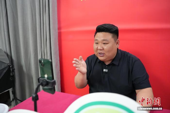（乡村行·看振兴）“90后”村干部直播间里解民忧 家常话讲透“惠民账”
