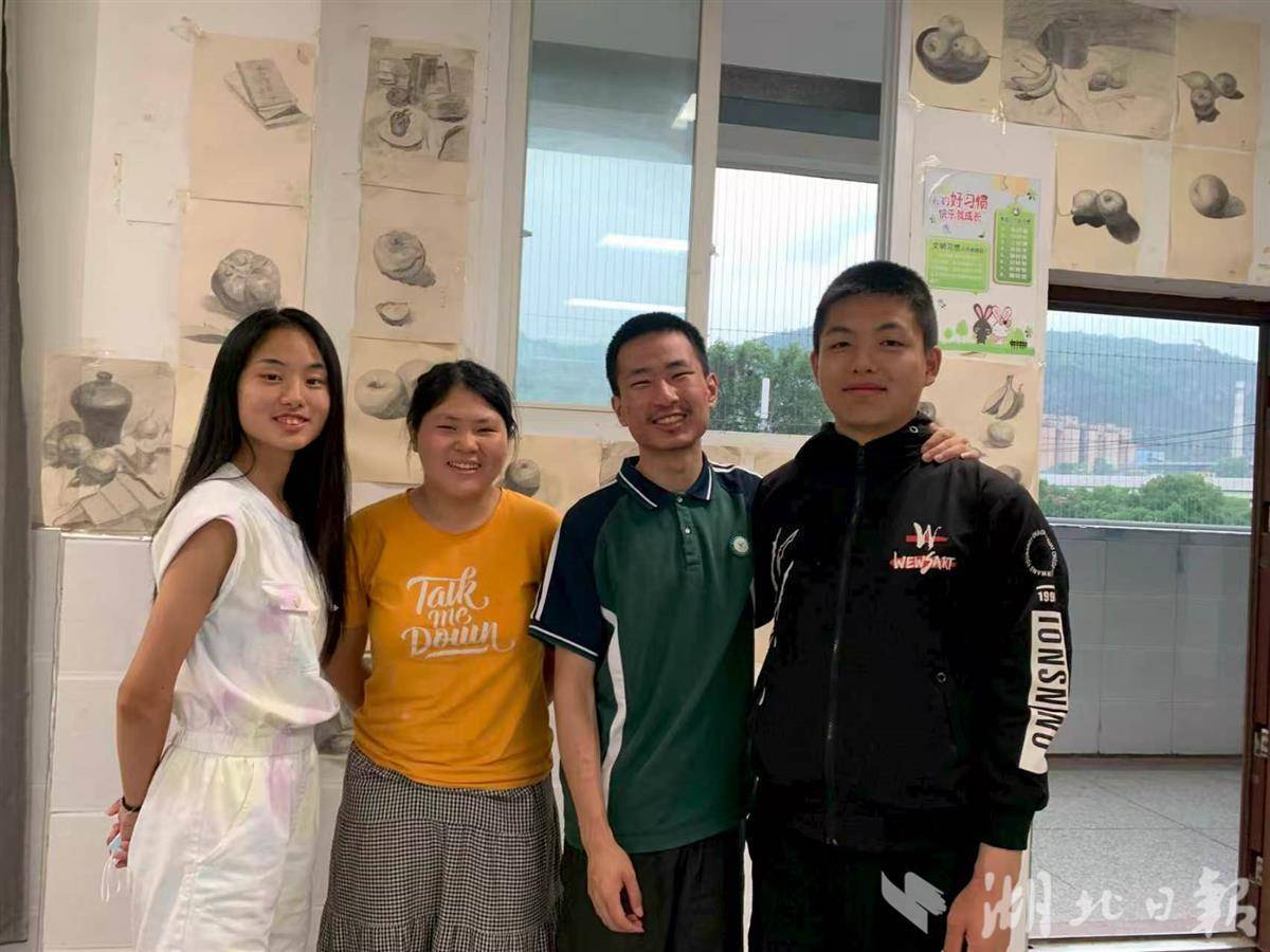 听障学子圆梦大学 用画笔叩响未来之门