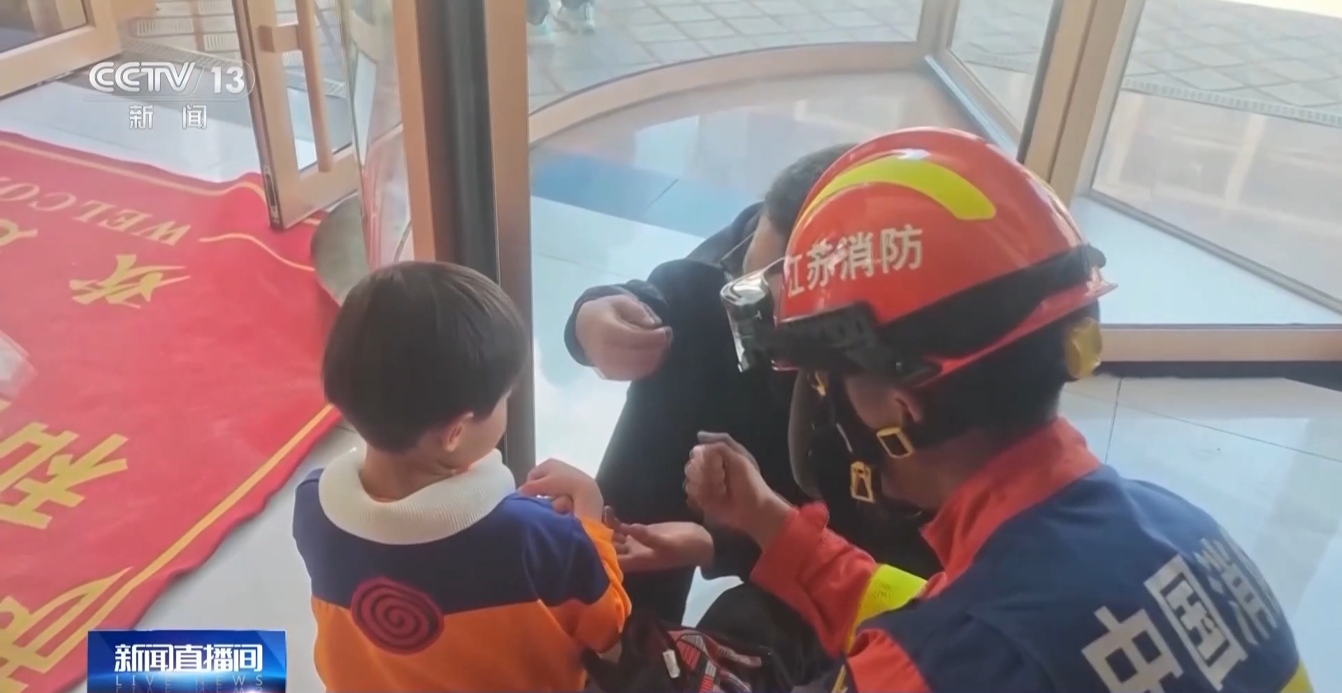 警惕！旋转门暗藏“夹缝陷阱” 家长必知安全细节→