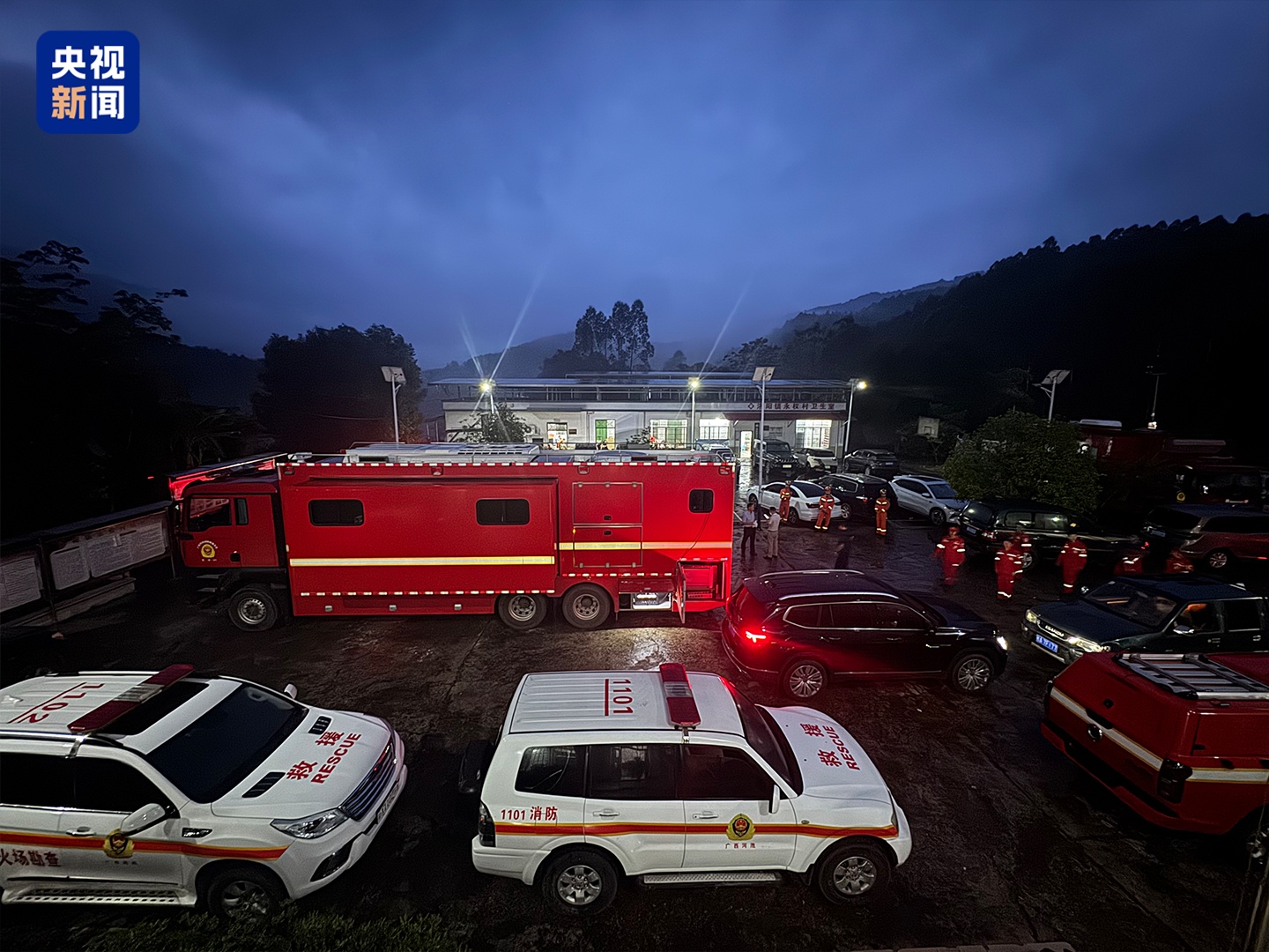 广西环江一皮卡坠河仍有9人失联，救援全力进行中