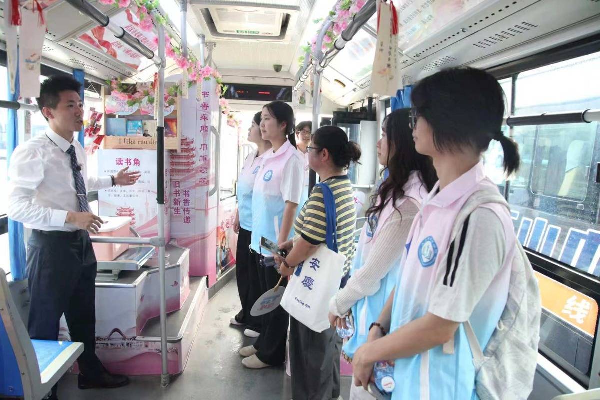  情暖车厢爱行江城 公交开放日满溢民生温情