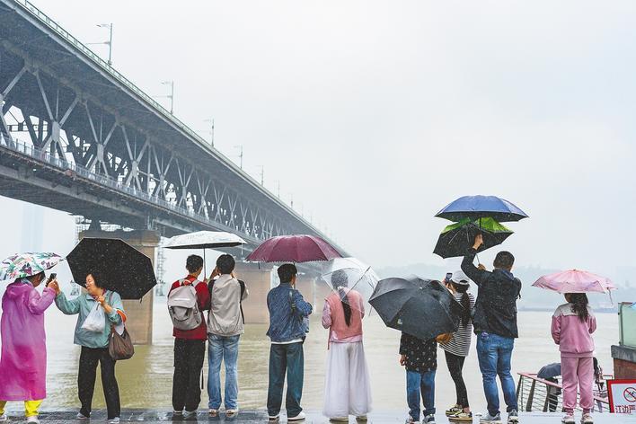 “特意将雨天行程留给博物馆” “雨天出片要撑一把透明伞” 荆楚玩法多样 风雨亦有情致