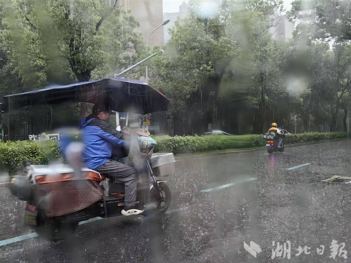  橙色预警！武汉突降大雨