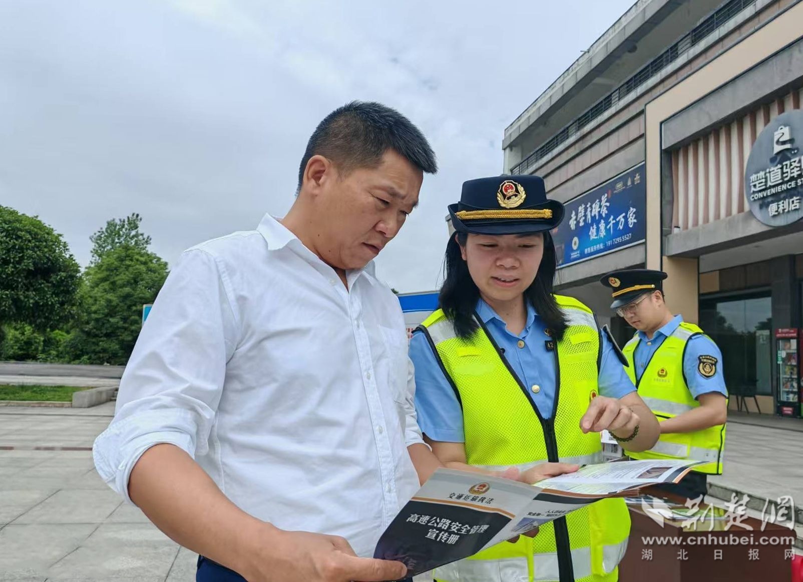 湖北高速路警联动普法送安全