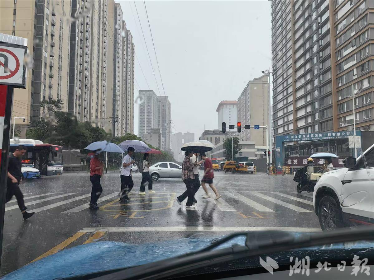 溅了一身水！下雨天建议车辆低速行驶
