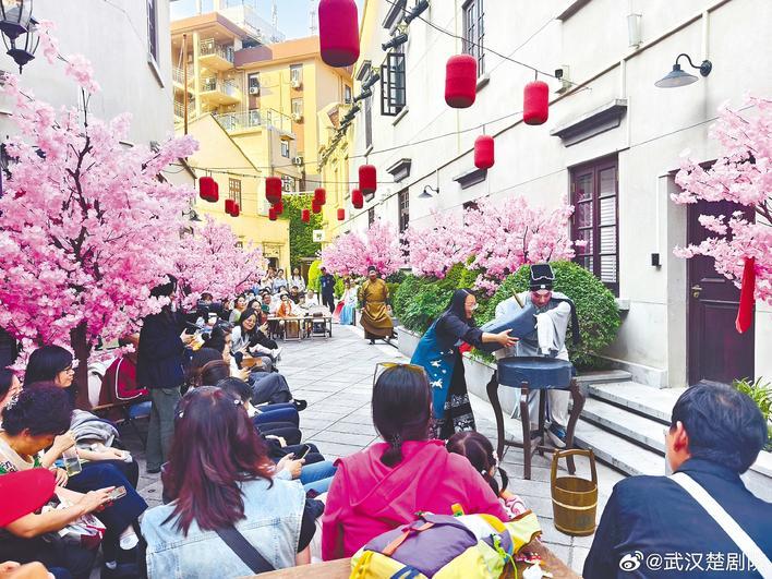  新汉派相声不担心方言障碍 “黄冈密卷”包袱一抖 外地游客笑弯了腰