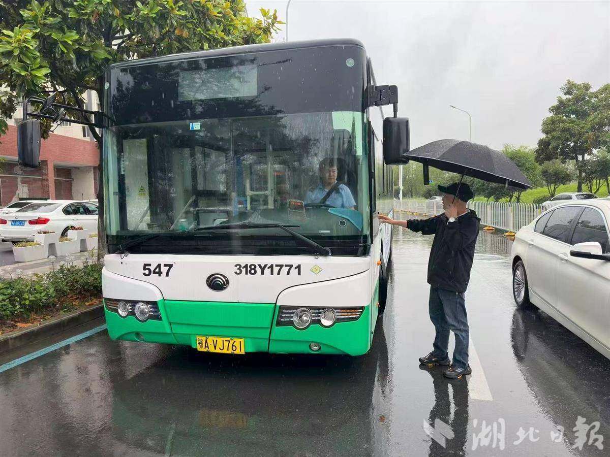 暴雨来袭！武汉公交全员坚守，为市民出行撑起“安全伞”