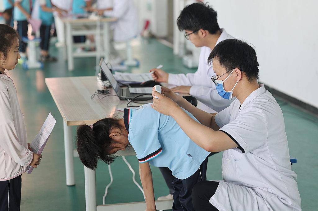 发病率约1%、女孩更高发 专家教你识别儿童脊柱侧弯