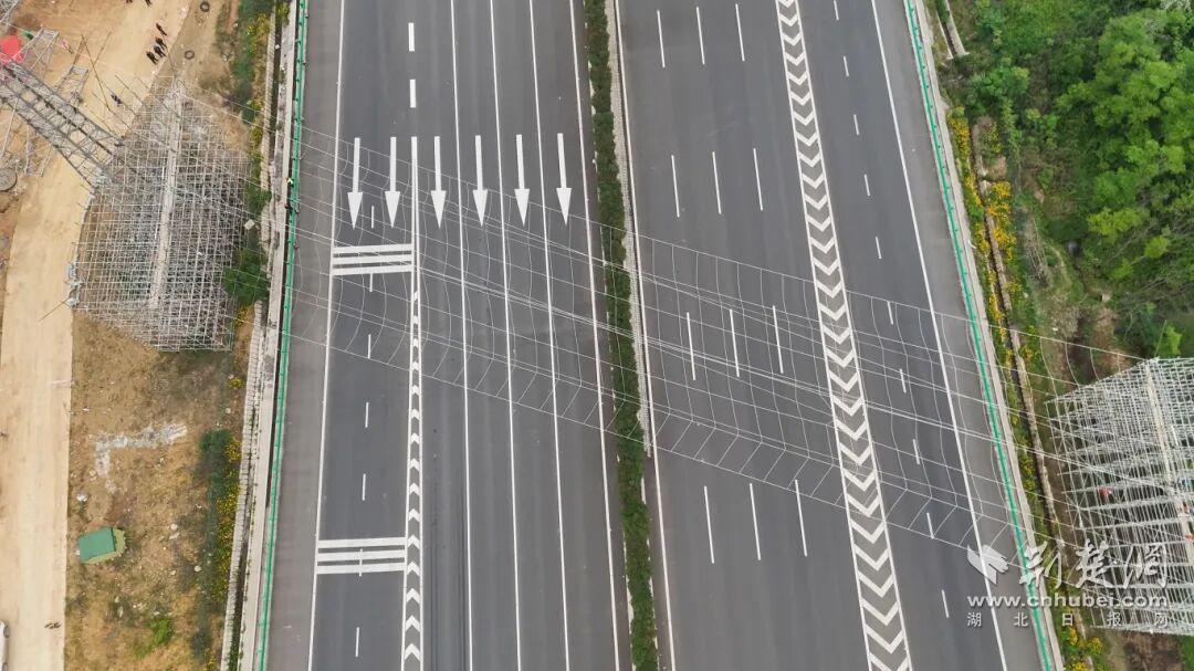 不占道、不断流！他们这样完成高速上空“静音”跨越施工