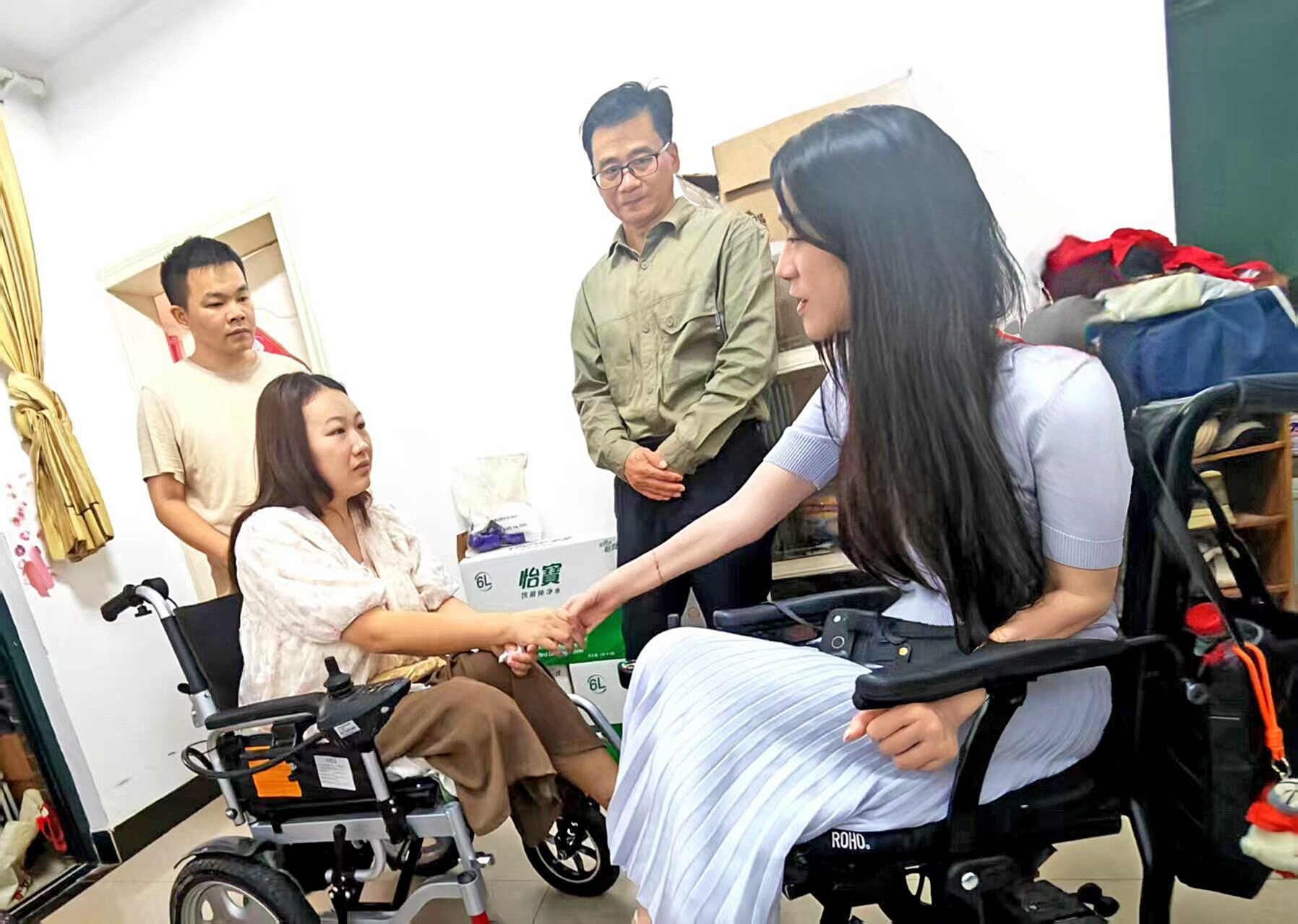 全国道德模范董明看望杜萍萍 勉励她调整好心态 早日回归岗位