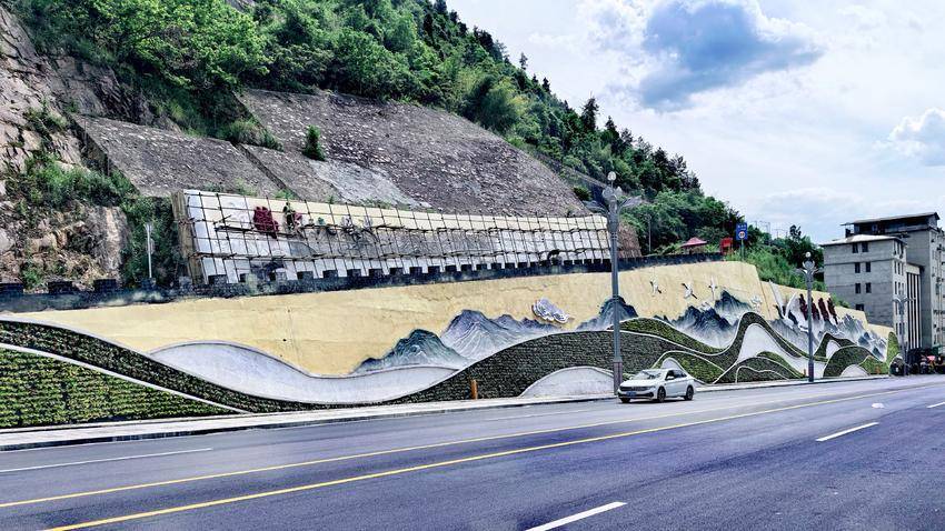 鹤峰：百米“山水长卷”上墙 微改造绘就诗画街景
