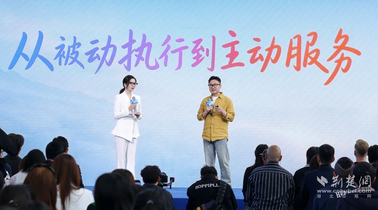 千问AI眼镜升级主动服务能力：能帮你叫车、还能提醒“出门带伞”