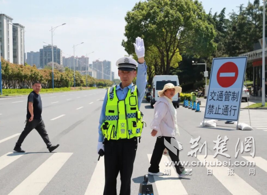 楚超荆门首战燃情开赛 荆门交警全程护航赛事平安