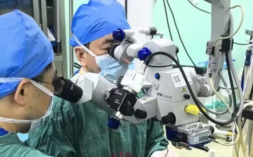  女子眼前“一团黑”竟是眼球深处藏肿瘤 武汉专家挑战高难度手术切瘤保眼守住光明