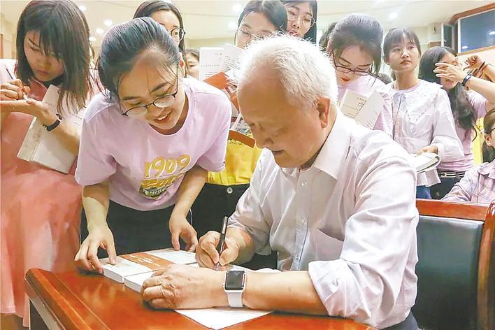  一代大家风骨永在 师泽霈然润人无声 ——湖北文学界深切缅怀一代文化大家王先霈