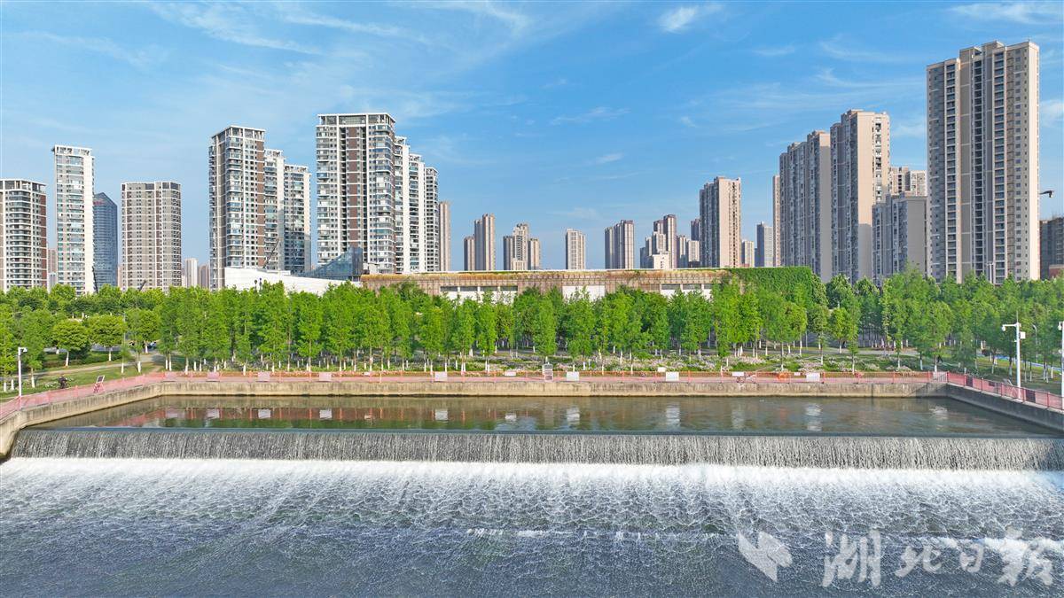  洪山江滩藏着一条75米宽的瀑布，夏天最容易遇见