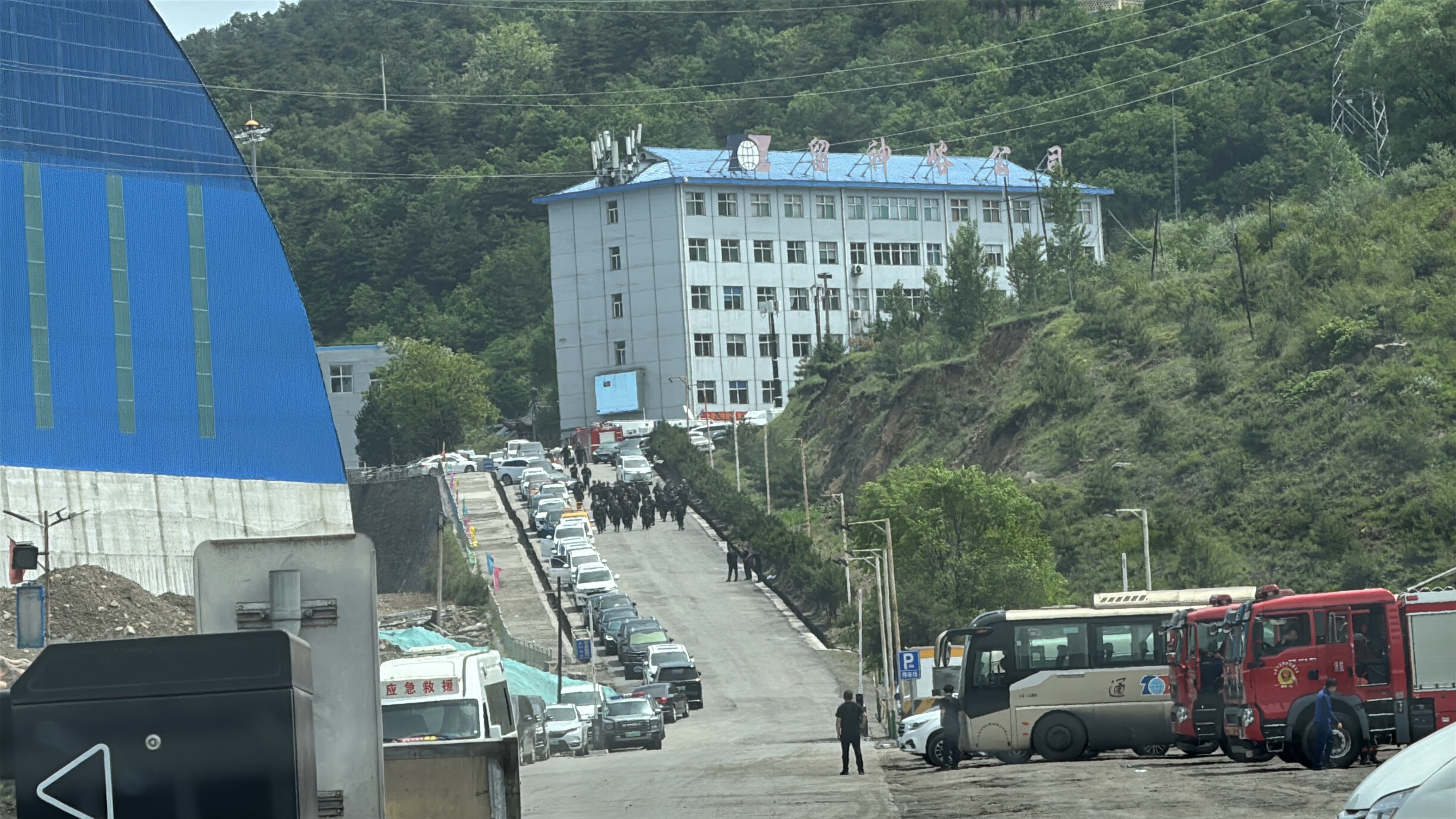 山西留神峪煤矿发生瓦斯爆炸事故，现场紧张救援中