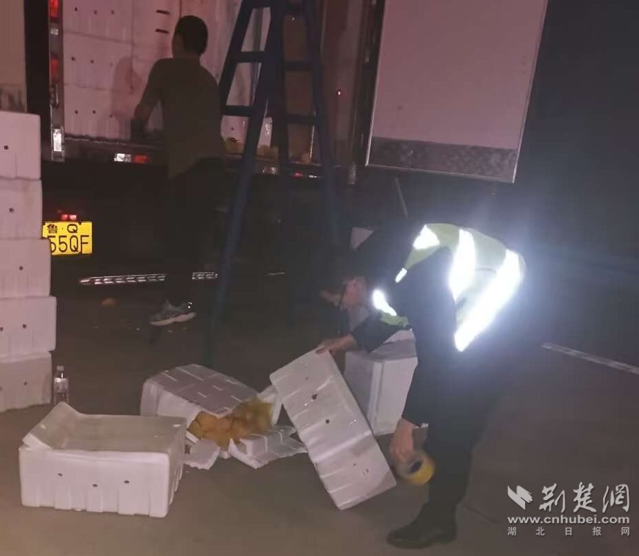 半小时扶稳一车希望 崇阳收费站快速处置货车突发险情