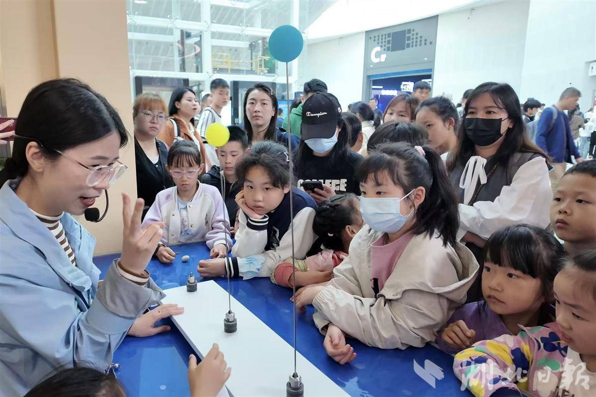 冷雨挡不住“科普游” 湖北省科技馆一天涌进2万人