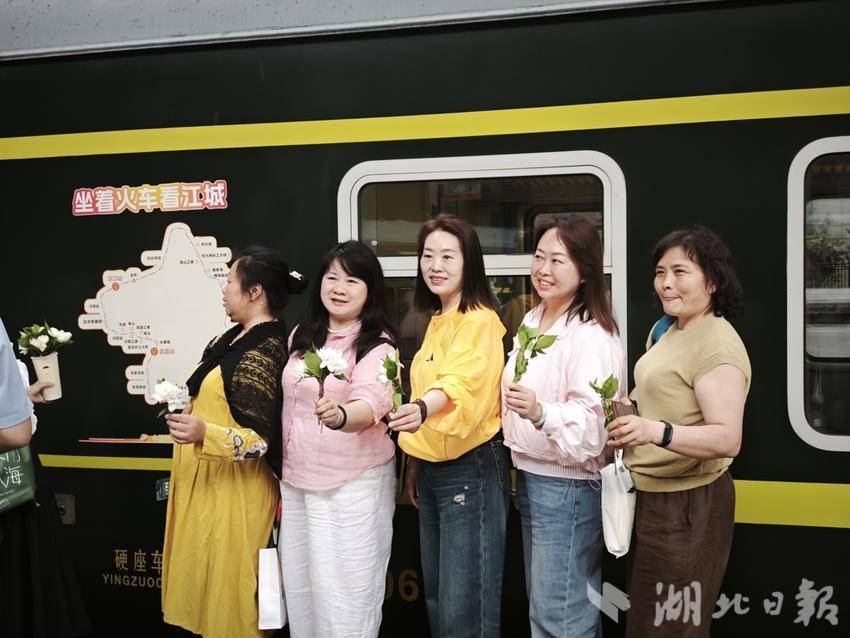 赠品就值回票价！武汉环线列车限时爆改“栀子花专列”