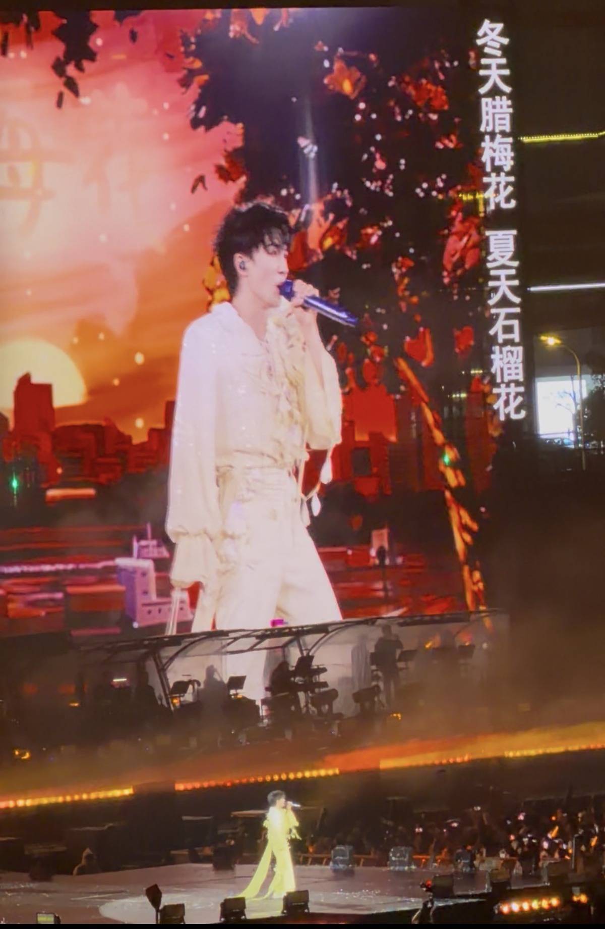 周深唱会献唱《汉阳门花园》 万人大合唱点亮雨夜