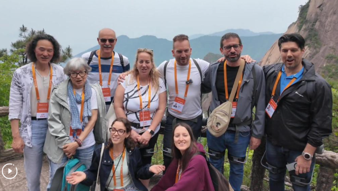 Global mayors hike Huangshan with exoskeletons, experience smart tourism