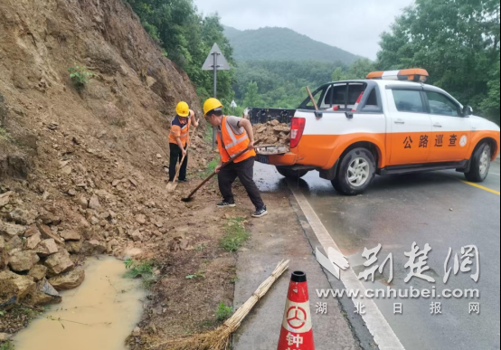钟祥市公路管理局以“迅”制“汛”战风雨 连续奋战保路畅民安