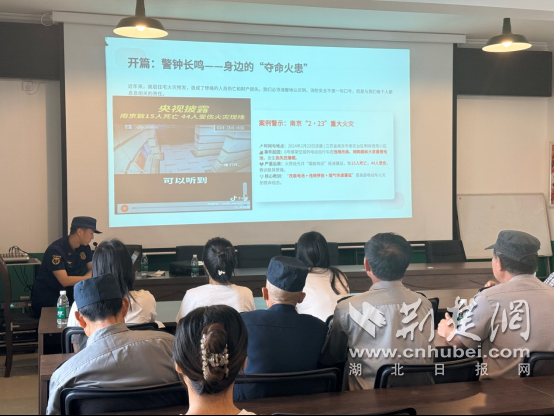 荆门消防进社区养老驿站 手把手教老人防火自救