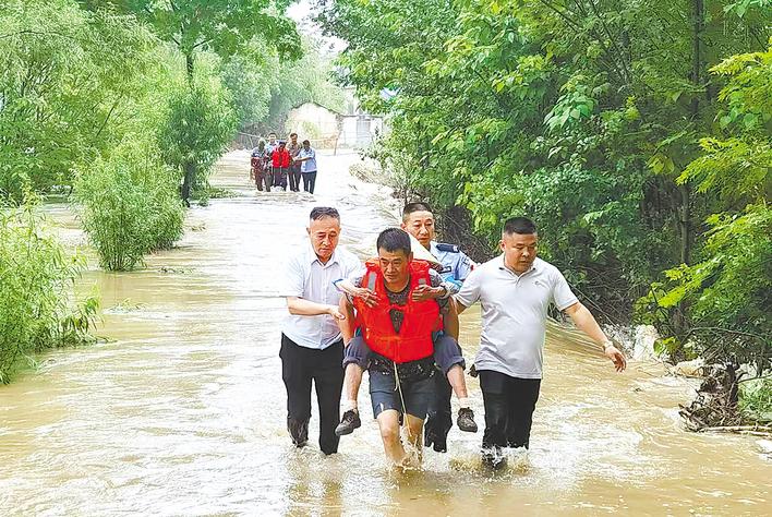 强行破门祖孙三人被托举出泥水