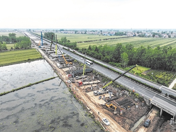 汉宜高速改扩建驶入快车道： 以桥代路  2216根管桩“站稳脚跟”