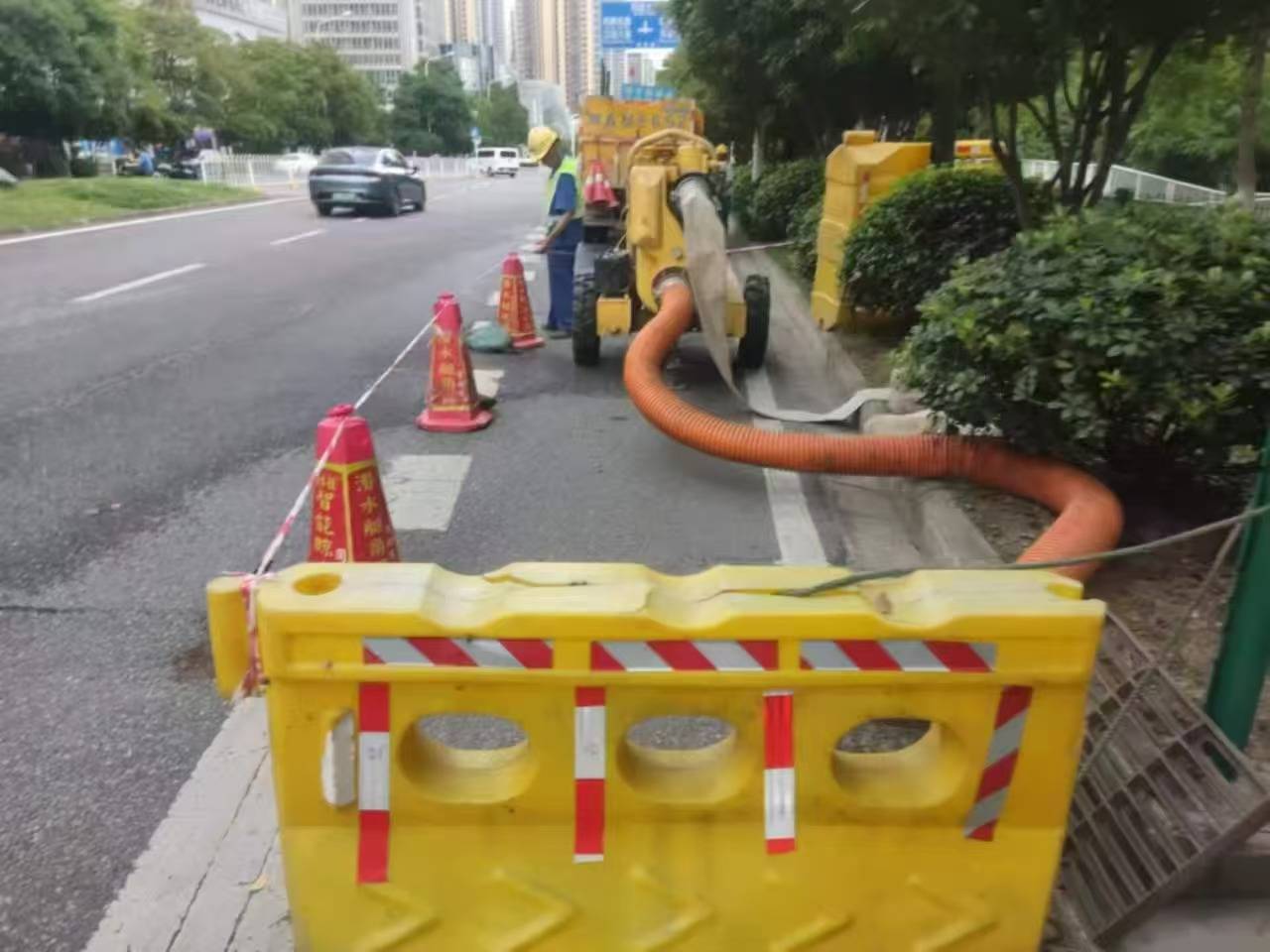 武汉市出现中到大雨 全市交通基本畅通
