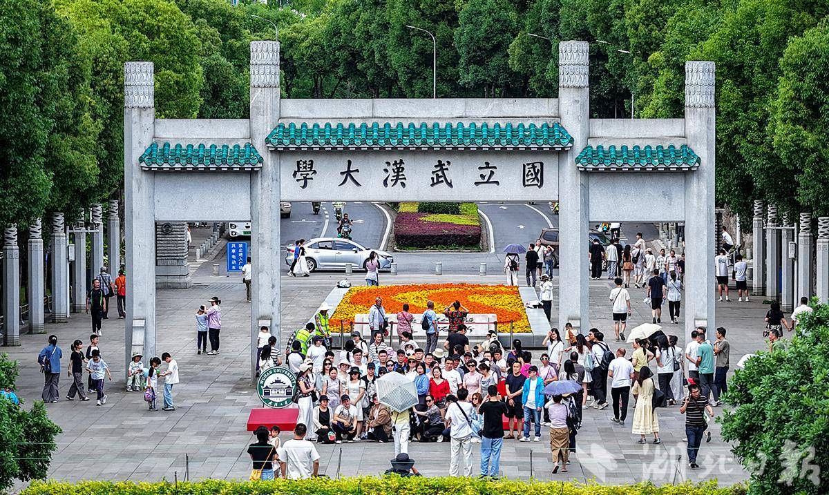 武大全面放开入校限制后，首个双休日校园游火爆