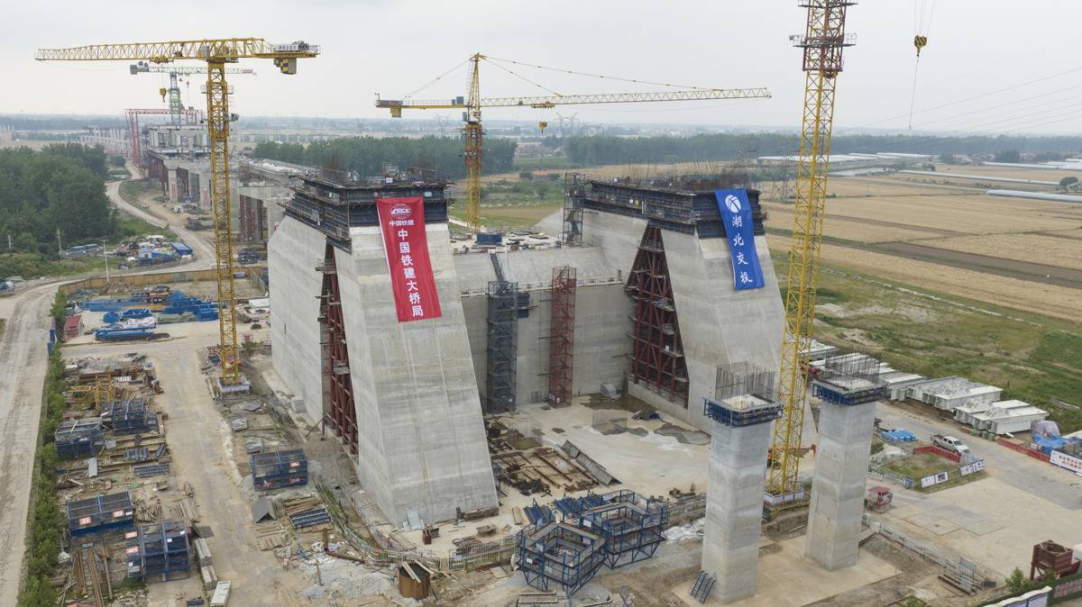  李埠长江公铁大桥巨型“秤砣”落定两岸