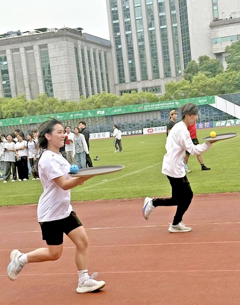 端着餐盘接力跑  拿着数据线绕障碍 中职运动会，多了职业味儿