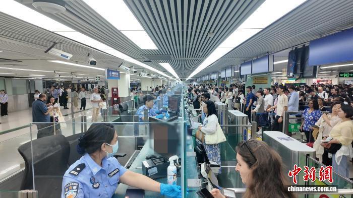  今年以来深圳罗湖口岸出入境客流已超2500万人次