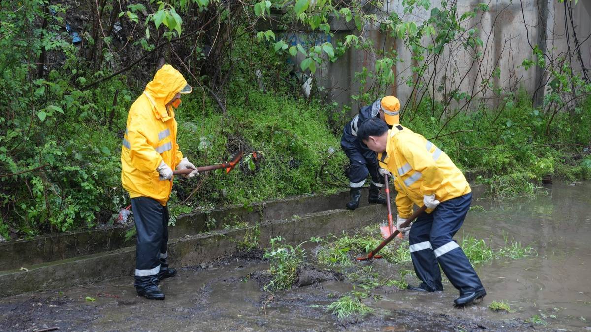 暴雨致部分列车停运 铁路部门增设应急退改签窗口