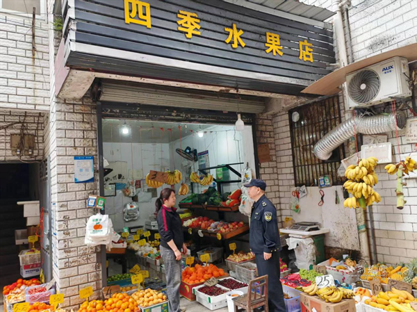 珞珈山街道推进“城管进社区”，整治出店焕新颜