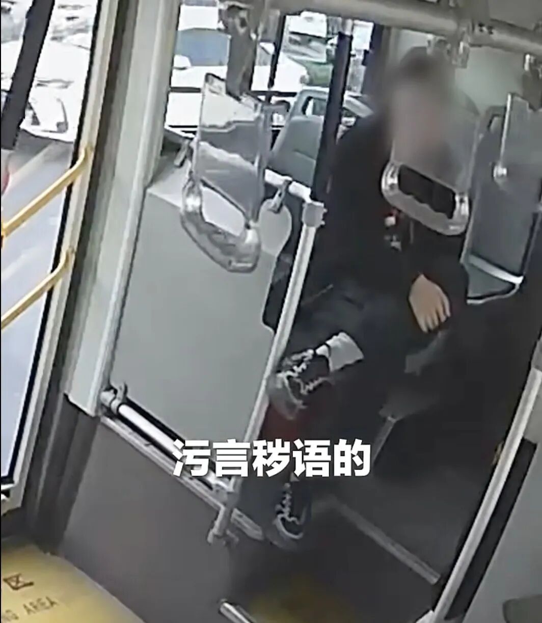  男子频繁骚扰女乘客，公交司机直接把车开到派出所！