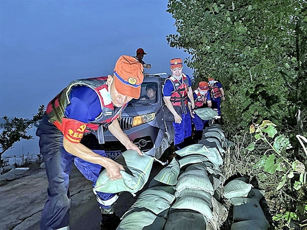湖北三千干群上堤驻防应对强降雨 消防救援指战员紧急驰援重点险段