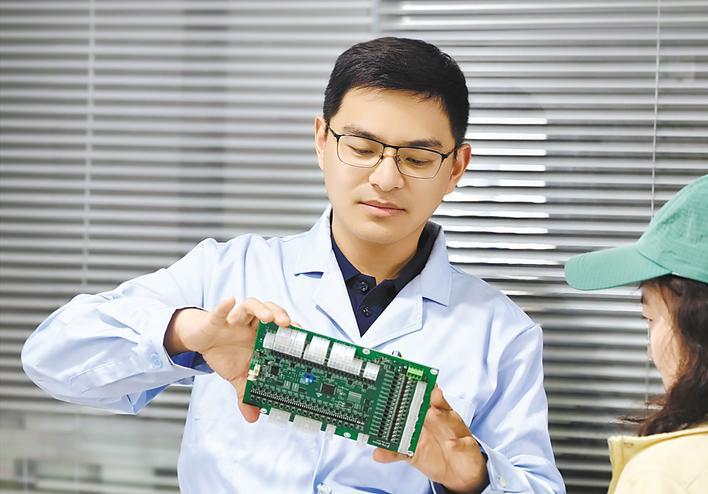 让机器更聪明 华科大博士辞职创业为机器人造“大小脑”